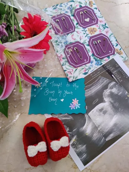 A heartwarming baby shower gift set featuring our tiny, hand-crocheted red baby booties. Paired with an ultrasound photo and a custom card, it’s a truly personal way to celebrate a new arrival.