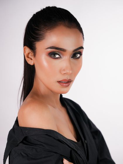 A powerful, direct portrait that shows the intensity of the glam eye makeup. I teach you how to create looks that convey confidence and style.