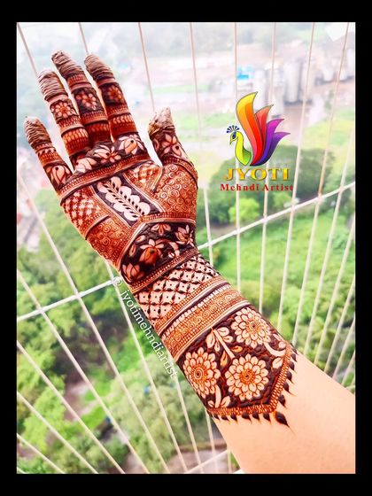 A beautiful Indian henna design perfect for a bride or for festive occasions. The pattern flows from the floral cuff at the wrist down to the intricately detailed fingers.