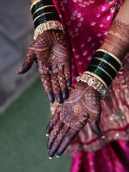 The rich, dark stain of this engagement mehendi is absolutely stunning.