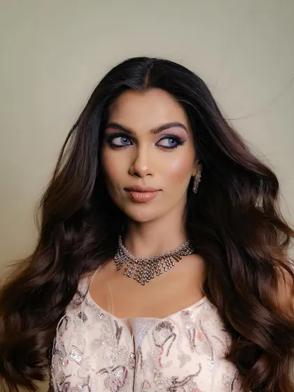 This look is all about confidence and glamour, perfect for making a statement.