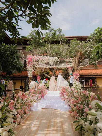 In the soulful landscape of Sri Lanka, we designed a floral aisle that appears to float over water, leading to a mandap nestled among the trees. This is how we believe destination weddings should feel: effortless, breathtaking, and perfectly integrated with the natural beauty of the location.