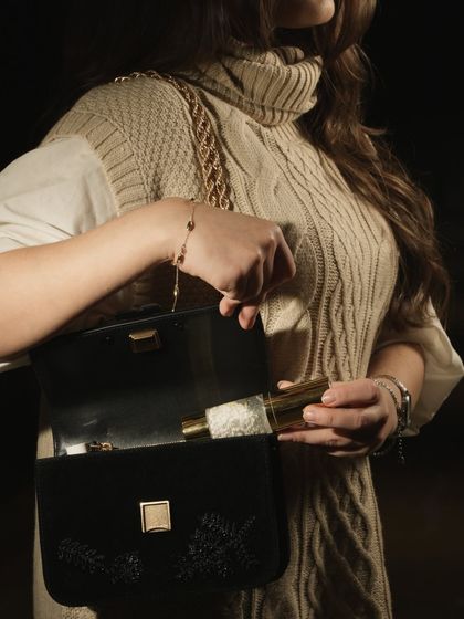 Your nighttime glow secret, perfectly sized to fit in your bag. The Gluta Bubble Serum is your go-to for ensuring your skin gets its dose of hydration and radiance, every single night.