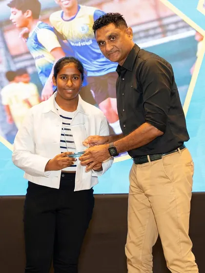 Bravo Girls program player Nikunja Sonthalia receives an award after being selected for the Maharashtra state team. This is a proud moment and a testament to her 4 years of hard work at our academy.