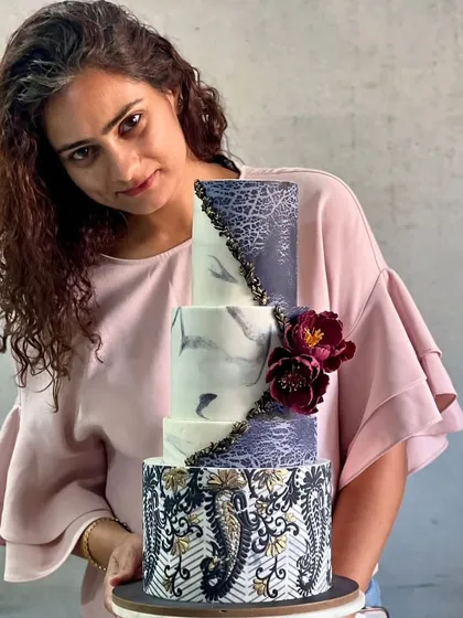 Proudly showing off the results of my training. This cake showcases advanced techniques like stenciling, marbling, and creating lifelike sugar flowers, skills I bring to my high-end celebration cakes.