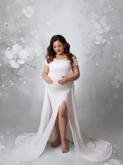 The same beautiful pose, but with a different floral background, showing how I can customize the final image to the client's taste.