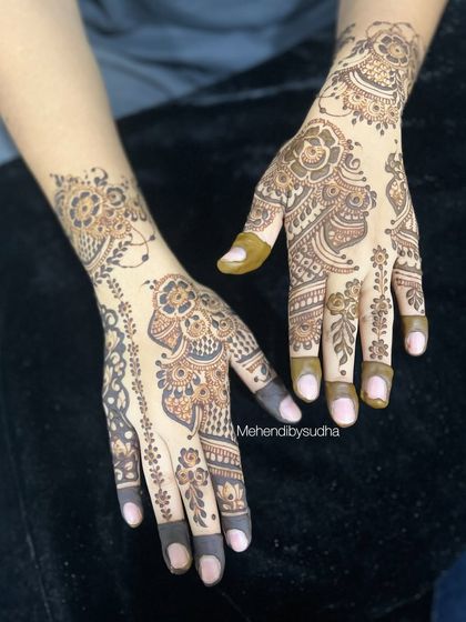 A top-down view of the same Indo-Arabic design, showing how the pattern flows beautifully across the hands.