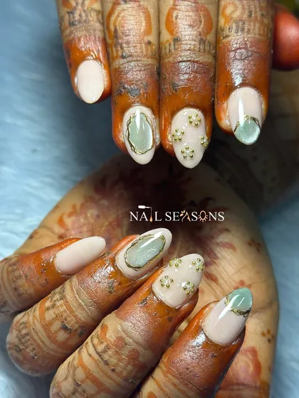 A closer look at the delicate gold work and stone accents on this elegant nude bridal set.