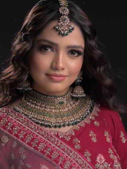 A classic portrait of a bride. The focus here is on timeless elegance, with soft waves and makeup that enhances natural beauty.