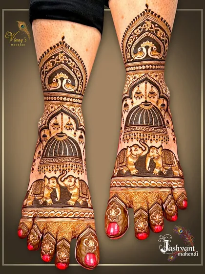 This bridal feet design features majestic elephants under a domed structure, creating a sense of grandeur. The intricate patterns on the toes complete the look.