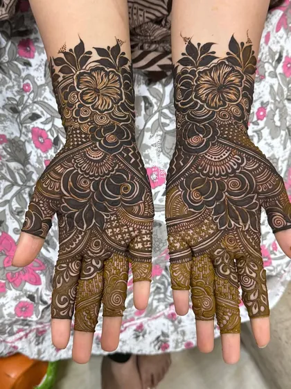 A beautiful example of a detailed floral pattern focused on the palms. The hibiscus flowers are the centerpiece, surrounded by fine lines and traditional filler elements.