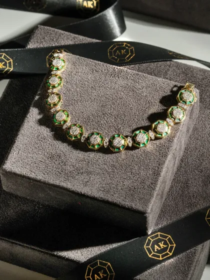 Precision is beautiful, and the Eternal Collection proves it. This bracelet, with its symmetrical links of green enamel and diamonds, has a clarity that feels effortless. Minimal, but never simple.