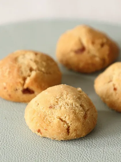 Dreaming of almond cookies? These buttery, crumbly almond cookies are just one order away.