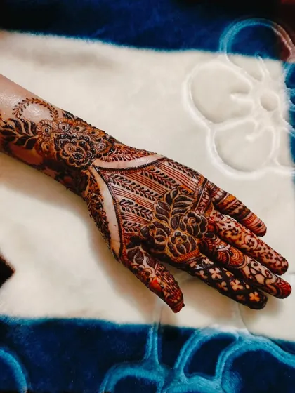 Another shot of this Ramadan-inspired design, showing the detail and precision of the linework.
