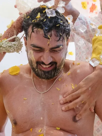 Heram and his friends at his haldi ceremony, proving you’ve never really seen it all at Indian weddings. The mix of ice, turmeric, and pure chaos makes for an unforgettable moment.