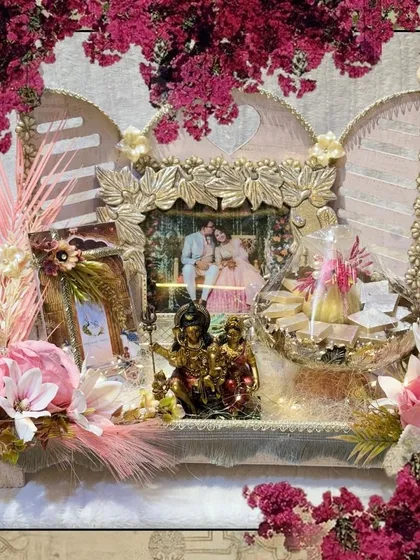A truly divine wedding hamper. This arrangement features a personalized couple's photo, a beautiful idol for blessings, and a basket of sweets, all brought together in a grand, decorative tray.