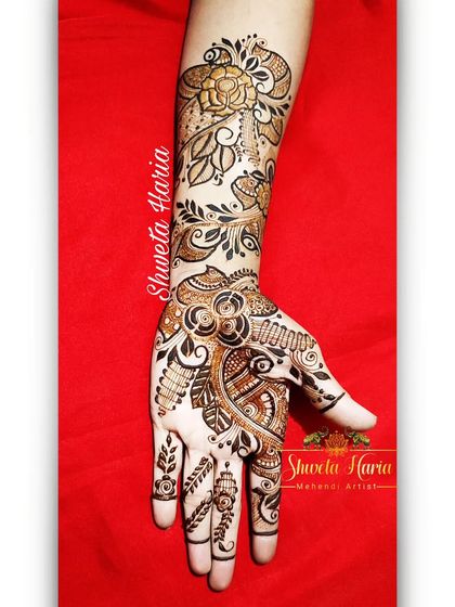 A classic Arabic-style floral bel (vine). This design flows gracefully from the fingers up the arm, featuring a mix of flowers and leaves for a timeless and elegant look.