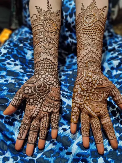 An absolutely stunning design for an engagement bride. The patterns are incredibly detailed, with fine lines, shaded flowers, and traditional motifs.
