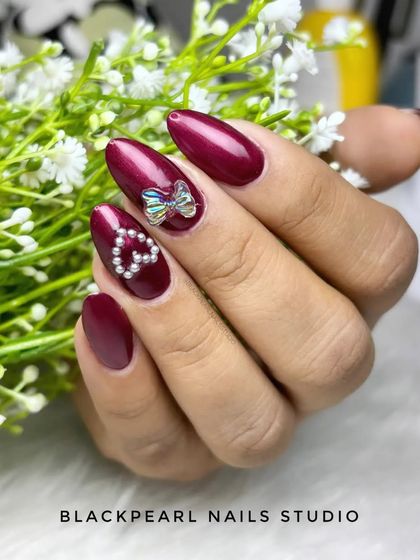 A romantic design perfect for Valentine's Day or an engagement. This set features a shimmery gel polish with a pearl heart and a delicate bow charm.