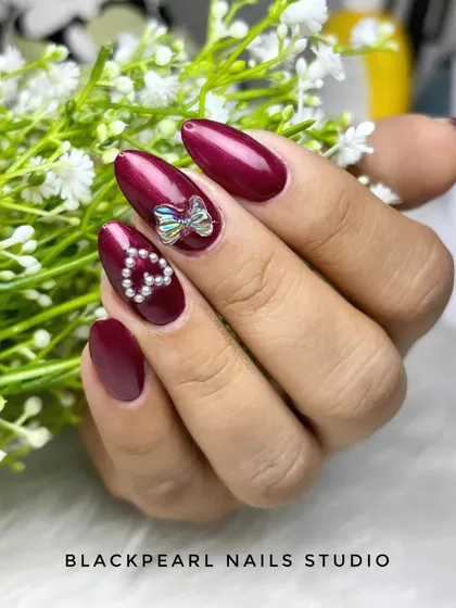 A romantic design perfect for Valentine's Day or an engagement. This set features a shimmery gel polish with a pearl heart and a delicate bow charm.