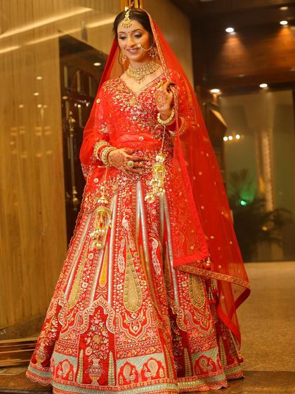 Drishti's bridal look was all about fresh, dewy, minimal makeup. The focus was on clean skin and subtly defined eyes to create a natural and elegant look.