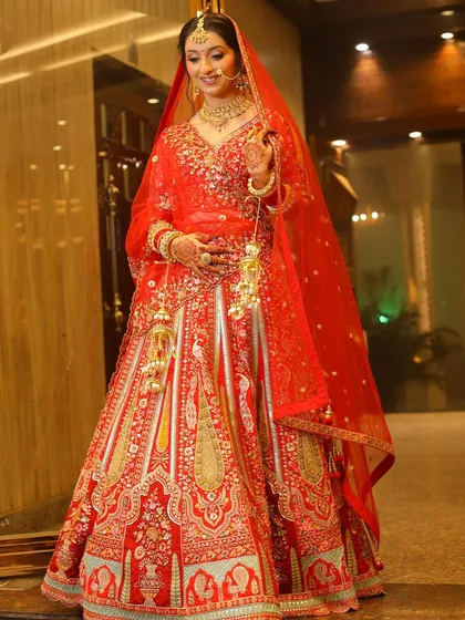 Drishti's bridal look was all about fresh, dewy, minimal makeup. The focus was on clean skin and subtly defined eyes to create a natural and elegant look.