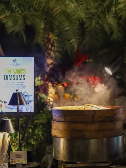 The steam rises from our traditional bamboo baskets at the "Tim Sum's Dimsums" station, promising fresh, hot, and flavourful bites for your guests.
