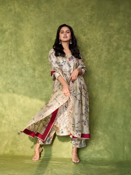 I styled Shraddha Srinath in this beautiful floral printed suit by Archana Jaju for interviews. The hand-painted feel of the fabric gives it an artistic and unique touch, perfect for a sophisticated daytime look.