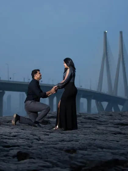 A grand proposal shot with the iconic Bandra-Worli Sea Link in Mumbai as the backdrop. I specialize in using cityscapes to create dramatic and memorable pre-wedding photos.