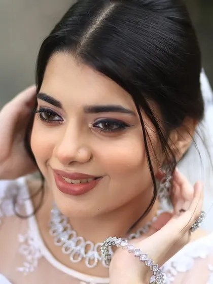 Creating the perfect Christian bridal look is about soft elegance and grace. Here, I focused on a subtle yet defined eye, glowing skin, and a nude-pink lip to complement the delicate white gown and veil, ensuring a look that is both modern and timeless.