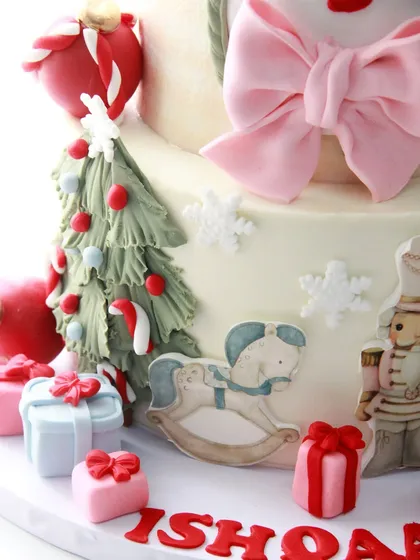 More festive details, including a tiny Christmas tree and beautifully wrapped presents, all made from fondant.