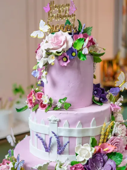 A closer look at the stunning 40kg floral cake we created. The detail in each handcrafted flower and the overall composition reflect our passion for creating truly special and memorable cakes.