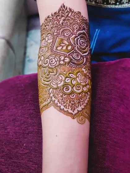 A lovely armband design with intricate details, perfect for any celebration.