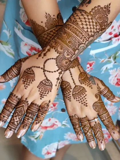 Jhumka designs are an all-time favorite! I created this look with delicate hanging jhumkas that seem to dangle from the wrist. It’s a fun and festive design that adds a touch of jewelry-like elegance to your hands. 🥰