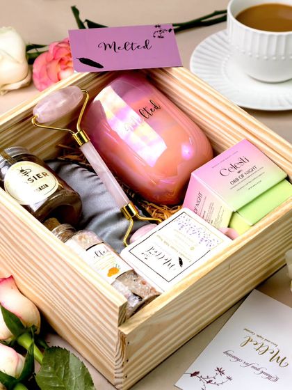 This open gift box feels like a slow Sunday morning, with a cup of chai, soft light, and self-care items waiting to be unwrapped. It’s a frame that captures a pause in a busy world.