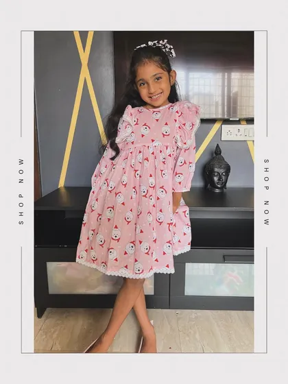 Our pink Santa print frock is perfect for making the holidays feel extra special. It features delicate white lace trim and puffy sleeves, all made from soft, breathable cotton. It’s a dress she can twirl in comfortably all day.