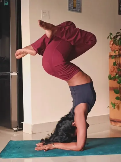 Happy Monday! Just playing with different shapes in Pincha Mayurasana.