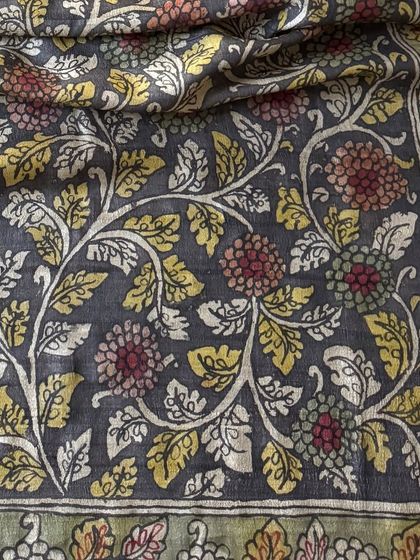 Another detailed shot of the main pattern, allowing for appreciation of the fine lines and color filling, all done by hand with a traditional kalam pen.