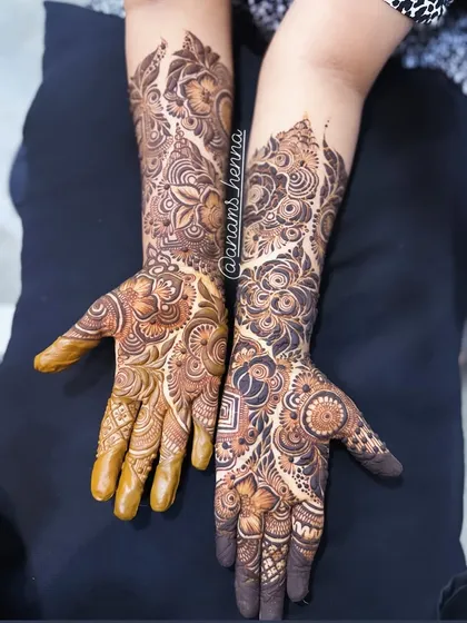 This is a beautiful example of a full coverage bridal design for a client. The patterns are different on each hand but complement each other perfectly.