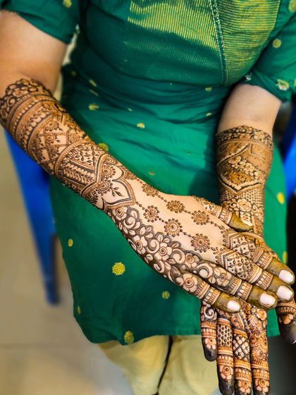 A full bridal set with a flowing, vine-like pattern on the back of the hands.