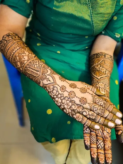 A full bridal set with a flowing, vine-like pattern on the back of the hands.