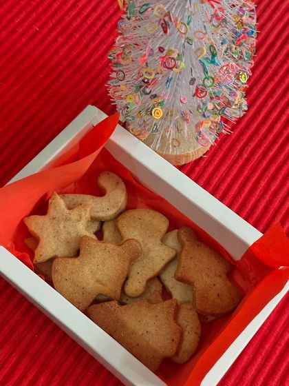 A simple box of our classic gingerbread cookies. These are un-iced, letting the warm, spiced flavor of the cookie shine, and come in fun shapes like gingerbread men and stars.