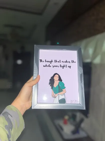 'The laugh that makes the whole room light up'. This solo illustration in a grey frame is a perfect birthday gift to celebrate your favorite person and their infectious happiness.
