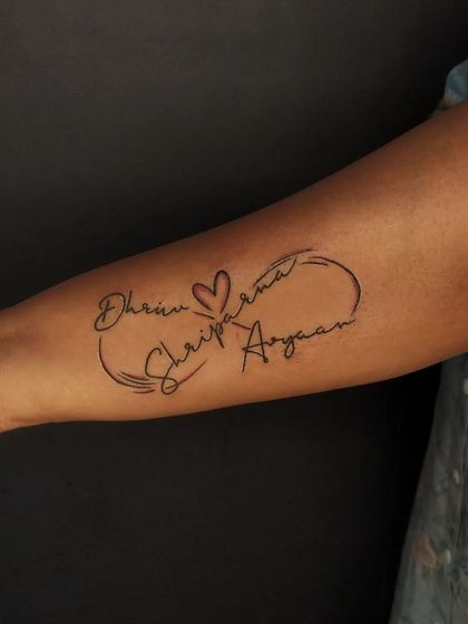 An infinity loop is a popular way to show eternal love. Here, we wove the names of family members into the design, creating a symbol of everlasting family connection.
