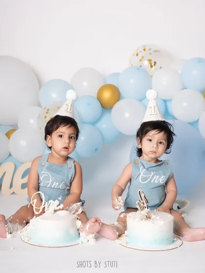 Double the trouble, double the fun! A cake smash for twins is a beautiful, chaotic symphony, and I love capturing every bit of it. This shot shows how I manage even the most dynamic sessions to create a perfect, memorable portrait.