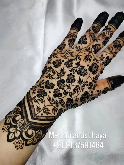 A delicate yet full-coverage 'jaal' or net pattern made of tiny flowers. This classic design is timeless and photographs beautifully, especially with the dark, solid fingertips.
