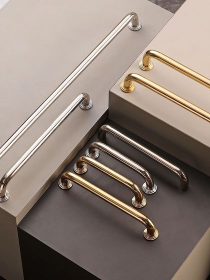 Our D-handle with backplate is a symphony of style and functionality. Shown here in Polished Brass and a nickel finish, its simple, clean curve is a timeless choice for cabinets and drawers.
