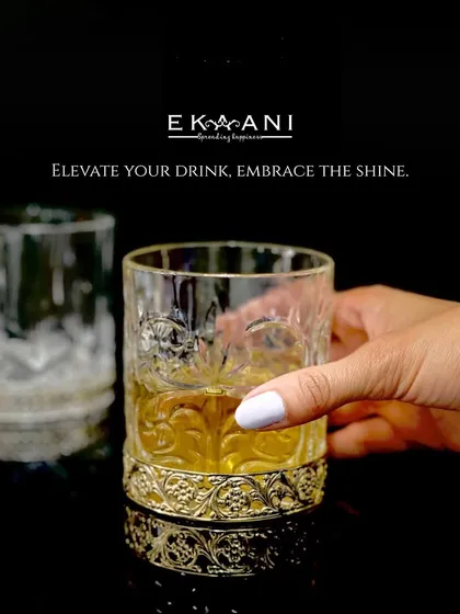 Elevate your drink, embrace the shine. This crystal whiskey glass is set in an ornate, gold-plated filigree base, making every pour feel like a special occasion.