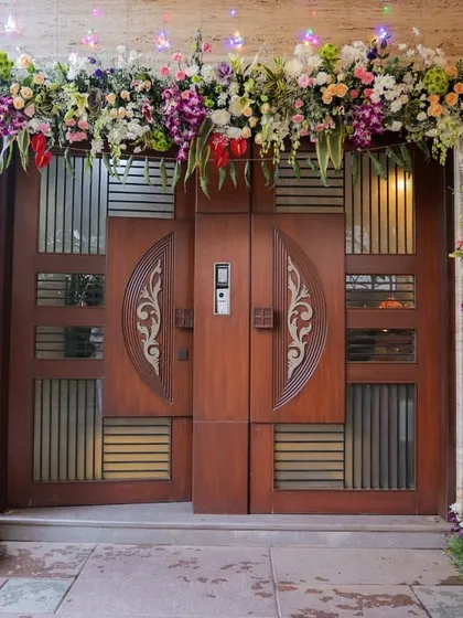 A beautiful entrance sets the tone for the entire event. This lush, fresh floral arch is a perfect example of how I can make your home feel special and welcoming from the very first step your guests take.