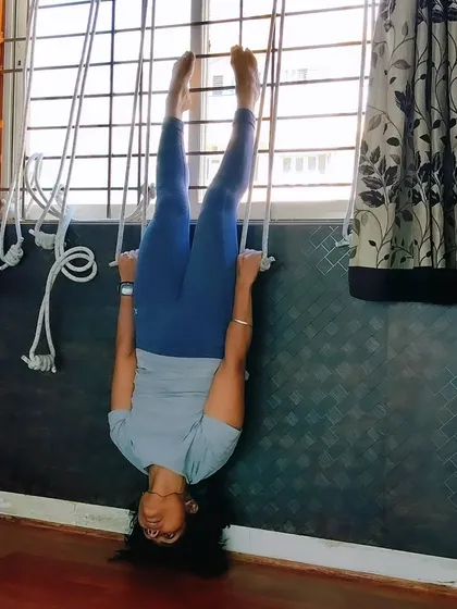Using a rope wall, inspired by Iyengar yoga, allows us to explore inversions and deepen stretches with full support. This practice, often called yoga kurunta, helps decompress the spine and improve circulation in a safe and controlled way.